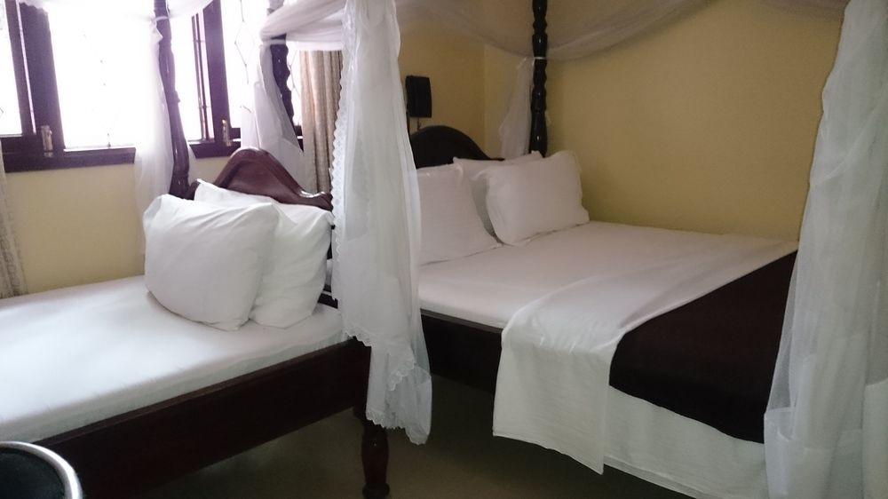 Transit Airport B&B Дар-эс-Саламе Экстерьер фото