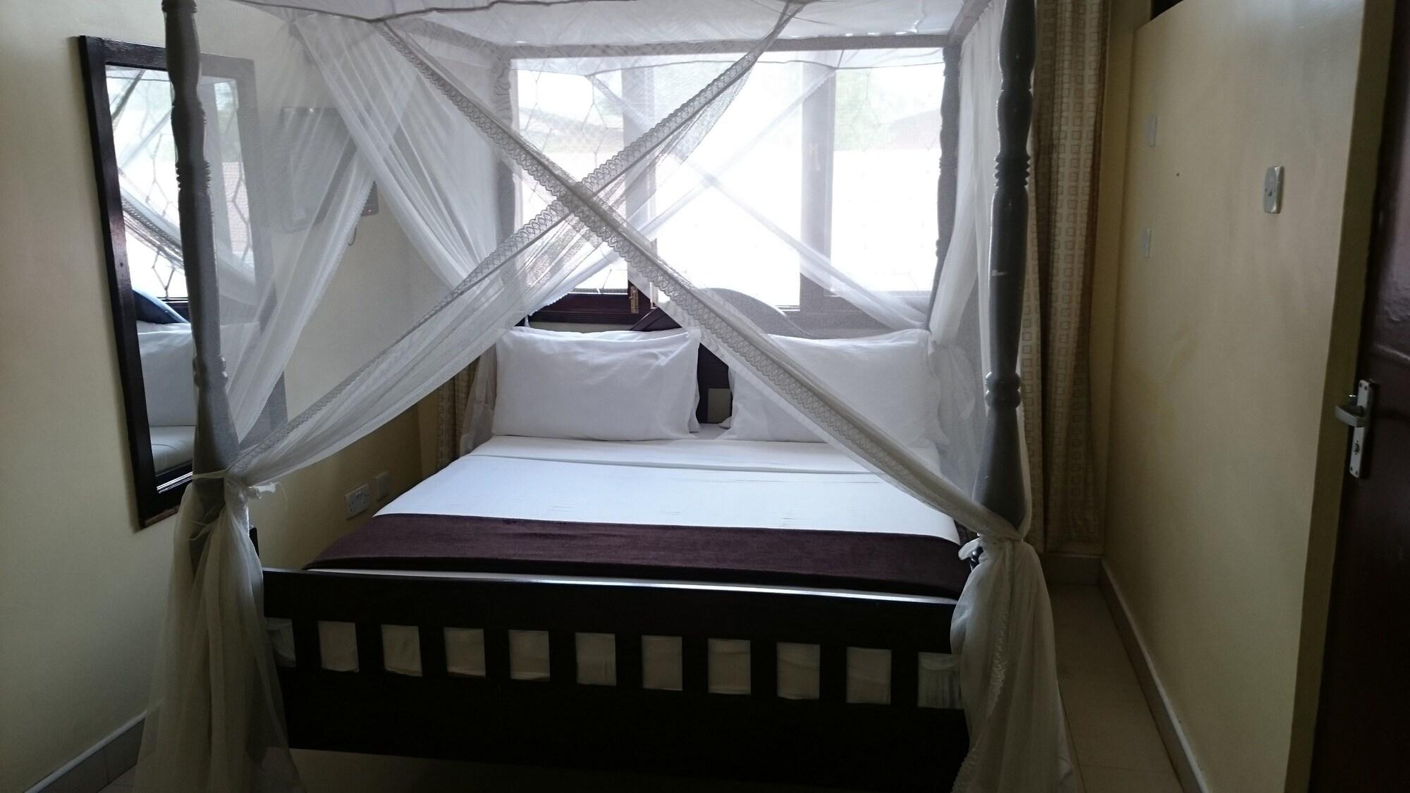 Transit Airport B&B Дар-эс-Саламе Экстерьер фото