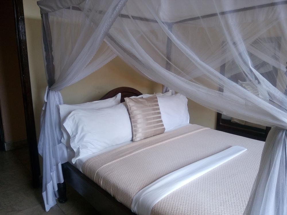 Transit Airport B&B Дар-эс-Саламе Экстерьер фото
