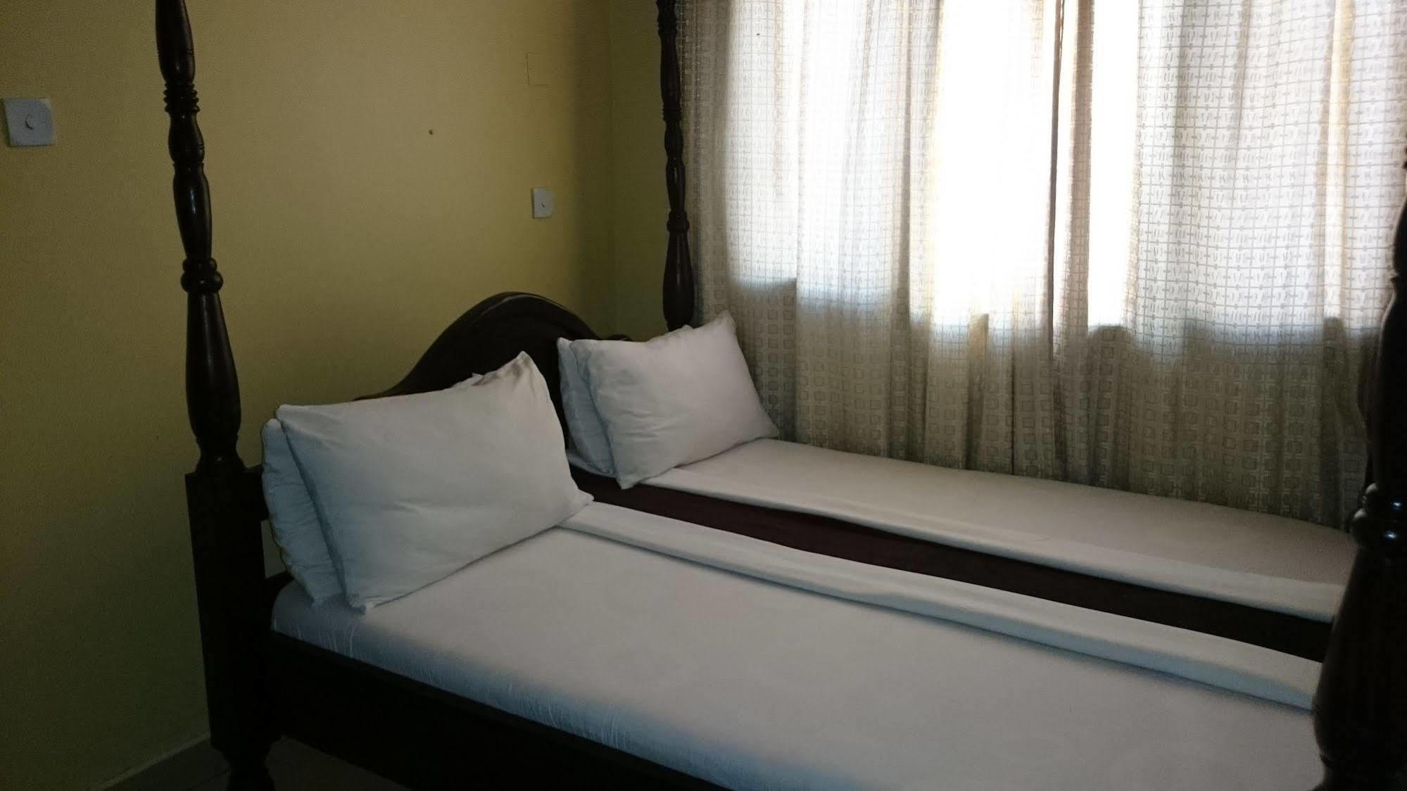 Transit Airport B&B Дар-эс-Саламе Экстерьер фото