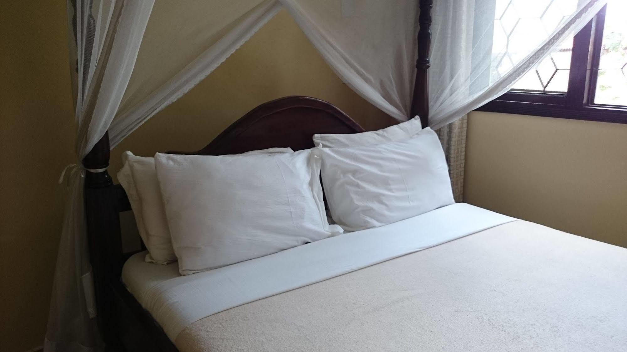 Transit Airport B&B Дар-эс-Саламе Экстерьер фото
